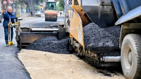 Manisa Büyükşehir’den Muradiye’de Yoğun Sıcak Asfalt Mesaisi