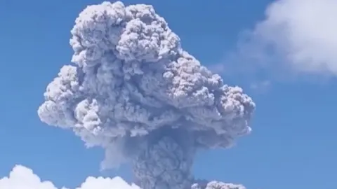 Filipinler'de Mayon Yanardağı patladı! Alarm seviyesi 3'e yükseltildi