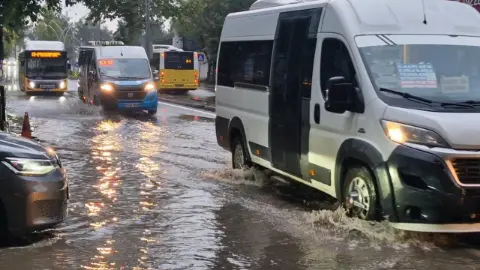 Sabah bastıran sağanak hayatı felç etti: Yollar göle döndü