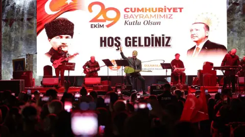 Keçiören'de Cumhuriyet Bayramı Uğur Işılak konseriyle kutlandı