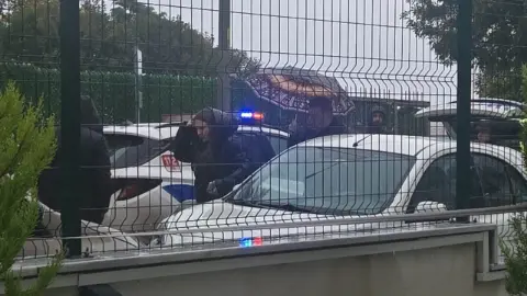 İstanbul'da okul önünde korku dolu anlar: Bekçi, veliyi silahla vurdu!
