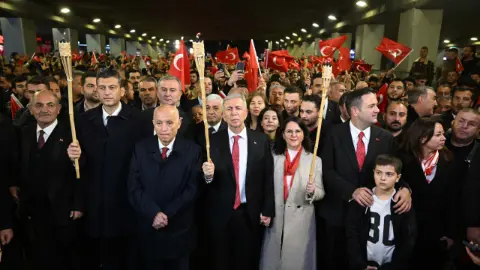 Ankara'da 29 Ekim coşkusu: Başkentliler meşalelerle 2. Meclis'e yürüdü