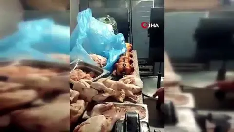 Restoranda mide bulandıran görüntüler! Bunları vatandaşa yedireceklerdi