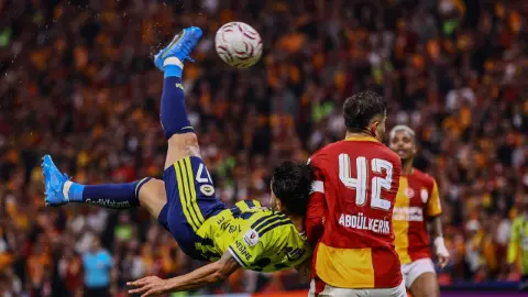 İrfan Can Kahveci'den derbiye damgasını vuran röveşata golü!