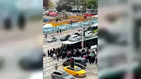 Tramvay yayalara çarptı! 1 ölü, 1 yaralı var