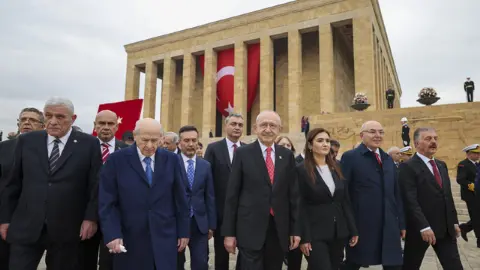 Anıtkabir'deki 29 Ekim töreninde Bahçeli ile Kılıçdaroğlu uzun süre sohbet etti