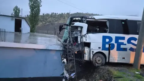 TIR'la çarpışan yolcu otobüsü eve daldı: Ölü ve yaralılar var!