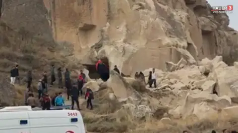 Kapadokya’da peribacası çöktü: Yaralılar var