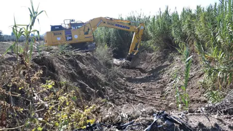 Manisa Büyükşehir Belediyesi'nden Salihli’de taşkın riskine karşı dere temizliği