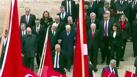 Anıtkabir’de günün karesi! Devlet Bahçeli ve Müsavat Dervişoğlu kol kola indi!