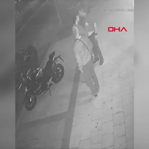 Trafikte sopayla sopayla vurduğu kişiyi takip edip yine saldırdı