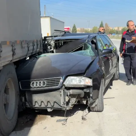 Kütahya’da otomobil tırın dorsesine saplandı: Bir kişi yaralandı