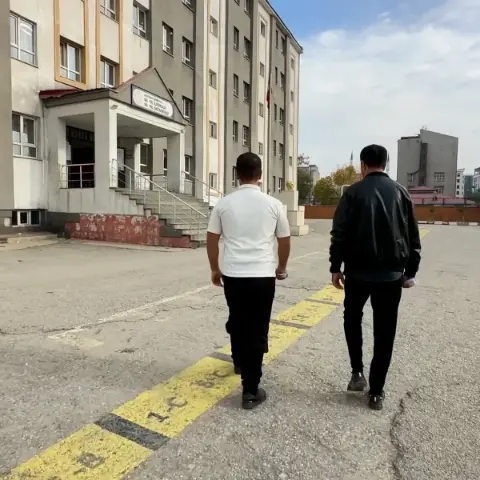Baba-oğul aynı okulda sınava girdiler: Tatlı rekabet örnek oldu