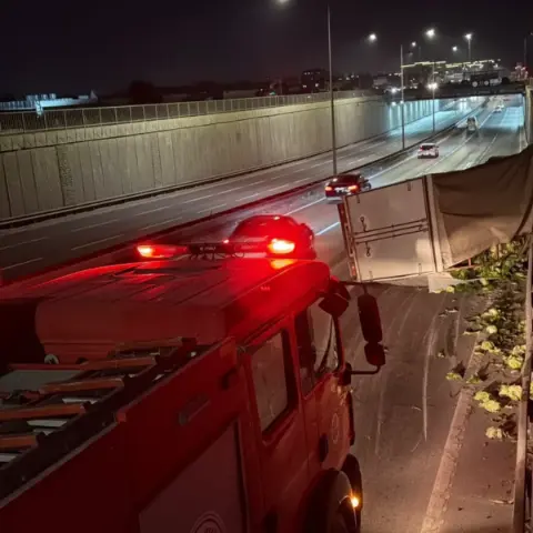 Eskişehir’de 4 ton marul yüklü kamyonet devrildi