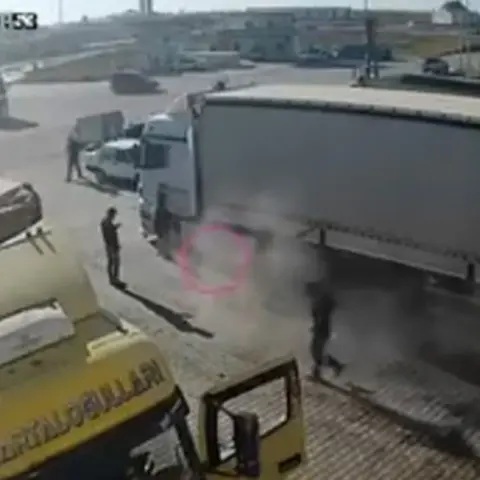 TIR'ın altında tamir yapıyordu! Patlamadan saniyelerle kurtuldu