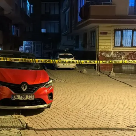 Zeytinburnu’nda silahlı kavga! Kurşunlar evlere ve iş yerine isabet etti