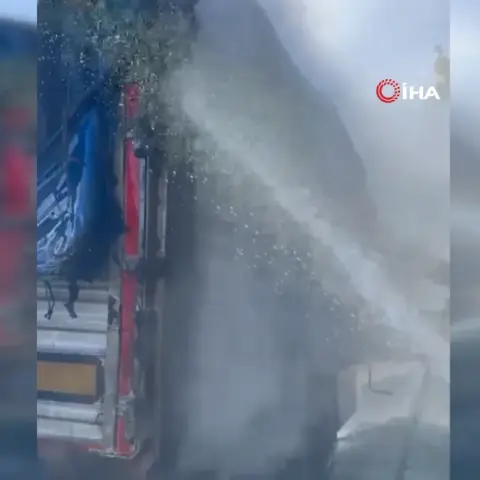Osmaniye'de tır yangını: Soğukkanlı sürücü çekiciyi dorseden ayırdı