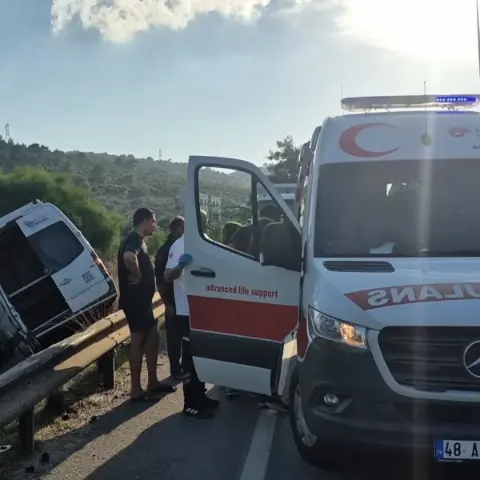 Makas atan otomobil kazaya neden oldu: Minibüs şarampole uçtu