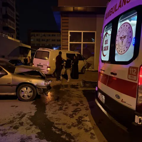 Otomobille çarpışan minibüs dükkana daldı: İki kişi yaralandı