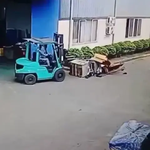 Vietnam'da devasa paletlerin altında kalan talihsiz işçinin kaza anı kamerada