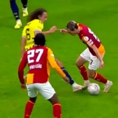 Galatasaray dev derbide penaltı bekledi: Hakemin kararı tepki çekti