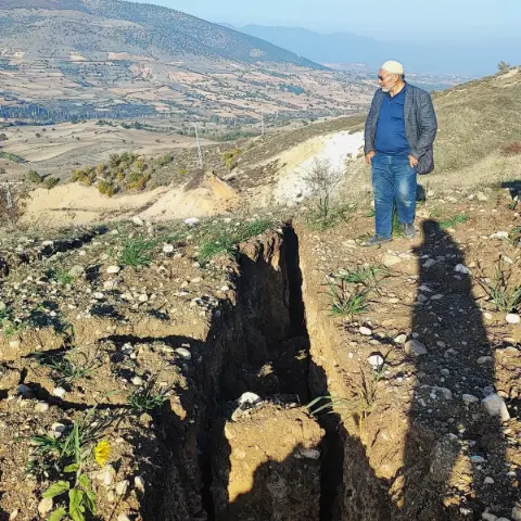 Deprem olmadı ama yer yarıldı: Tarlanın ortasında aniden beliren devasa yarıklar şaşırttı