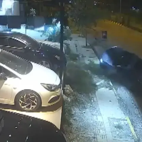Kontrolden çıkan otomobil oto galeriye daldı: Park halindeki araca böylesine çarptı!