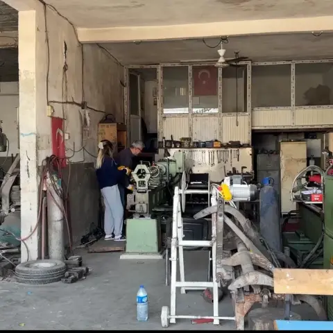 Osmaniye'de atanmayı bekleyen genç kadın torna tezgahının başına geçti