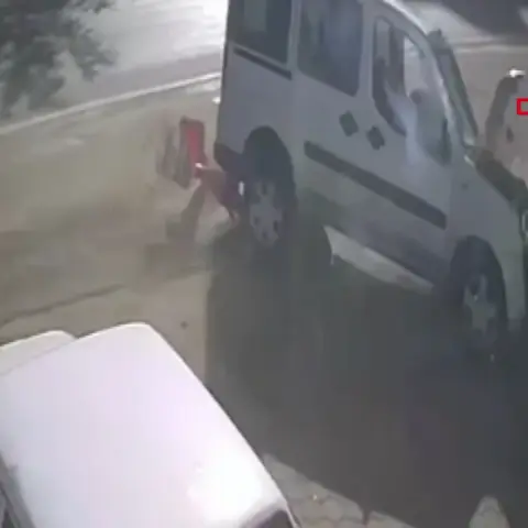 Adana'da ehliyetsiz sürücü direksiyon hakimiyetini kaybetti: İki otomobile çarptı