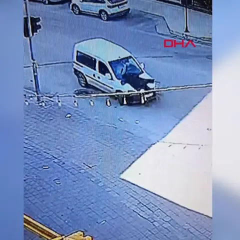 Adana Seyhan'da akılalmaz hırsızlık: Kaputuna çıktığı aracı sürücü inince çalarak kaçtı