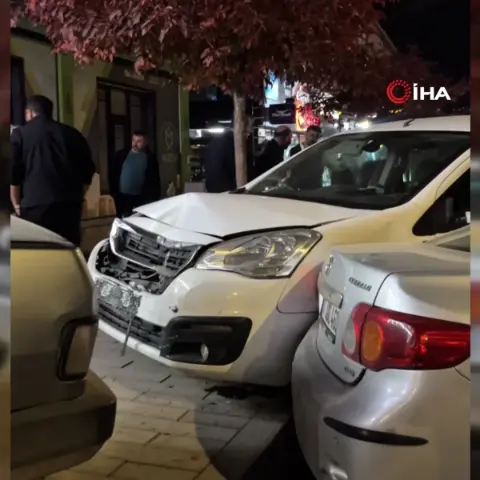 Erzurum'da direksiyon kilitlenmesi sonucu meydana gelen kaza kamerada