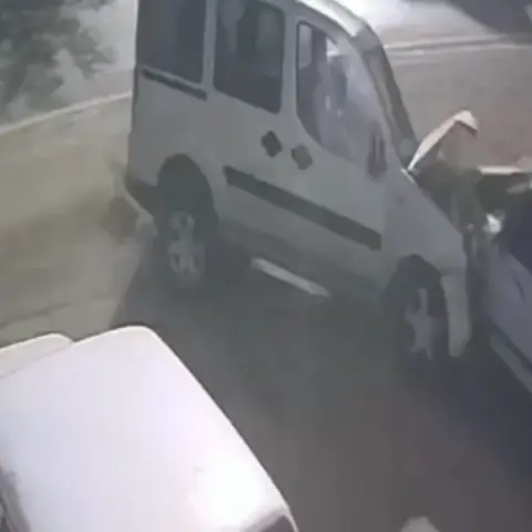 Adana Kozan'da kontrolden çıkan otomobil ortalığı savaş alanına çevirdi
