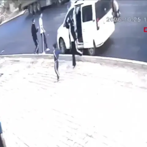 Mardin'de araçtan inen çocuğa otomobil çarptı