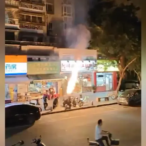 Çin'de elektrikli scooter bataryası patladı: Alevler metrelerce yükseldi