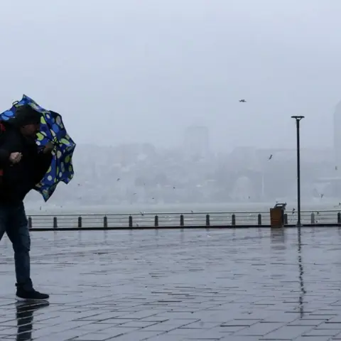 İstanbul'da yağmur kaç gün sürecek? Bugün İstanbul'da saat kaça kadar yağmur var? 27 Ekim AKOM ve Valilik'ten sarı kod uyarısı