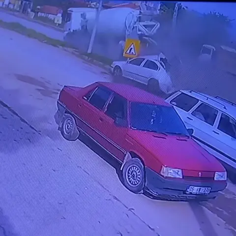 Çorum'da freni patlayan beton mikserinin otomobile çarptığı anlar kamerada