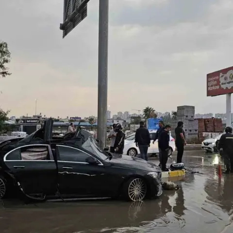 Adana’da otomobil direğe çarptı: Bir kişi hayatını kaybetti