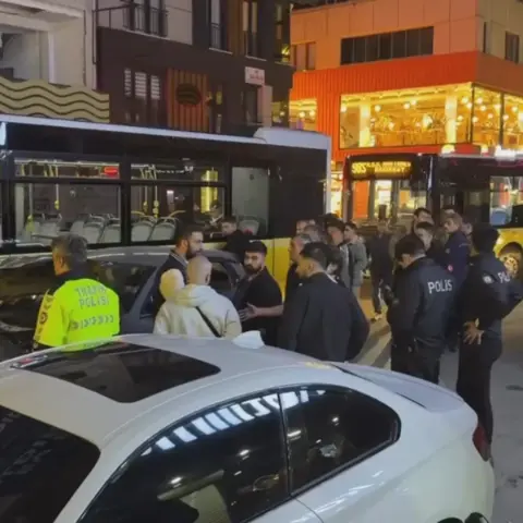 Küçükçekmece’de otomobil, yolcu minibüsüne çarptı: İki yaralı