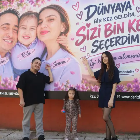 Denizli'de Duygusal Sürpriz: Billboardlara Kazınan Aile Sevgisi