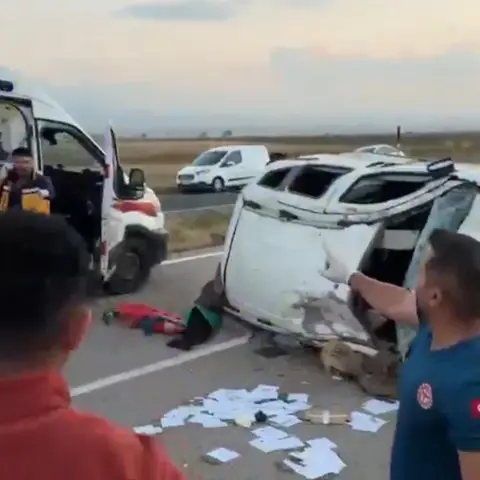 Mutlu güne davet acıya dönüştü! Düğün davetiyesi dağıtmaya çıkan aile takla attı: Üçü çocuk 6 yaralı