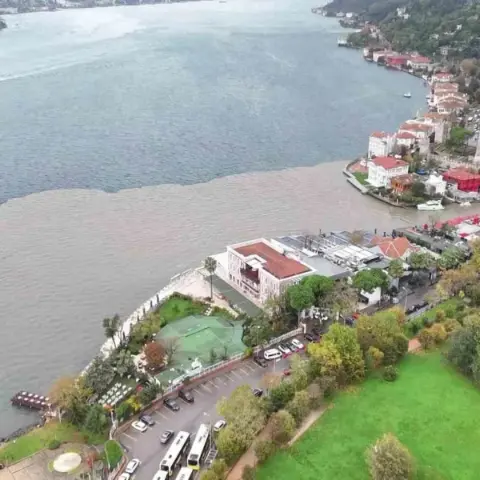 İstanbul Boğazı’nda dikkat çeken görüntü! Denizin bir bölümü çamurla kaplandı