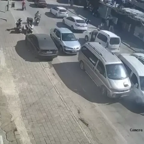 Adana Seyhan'da çalınan aracın karıştığı zincirleme kaza kameraya yansıdı