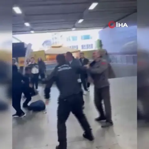 Mecidiyeköy'de metrobüs girişinde güvenlik görevlisinin tekme attığı kaza anı kamerada