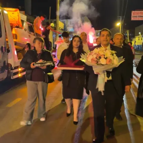 Erzurum'da sıra dışı kız isteme: Çekici üstünde otomobil getirip meşaleler yaktı
