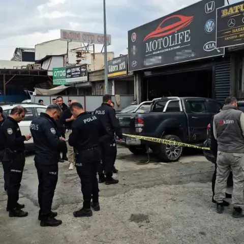 Oto tamircisine gelen grup dehşet saçtı! Üç kişi tüfekle vuruldu