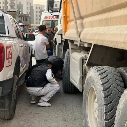 Hatay'da hafriyat kamyonunun altında kalan motosiklet sürücüsü hayatını kaybetti: Meraklı kalabalık pes dedirtti