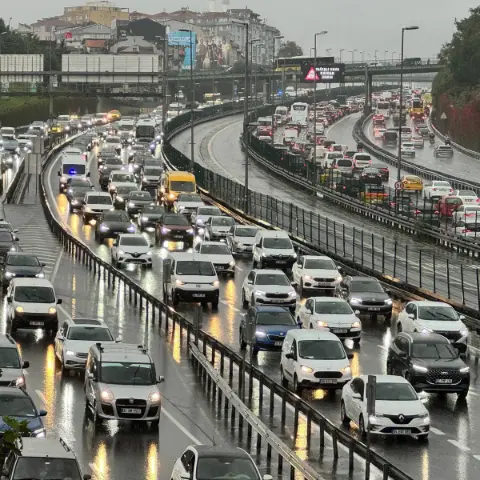Sürücüler adım adım ilerliyor! İstanbul'da yağışla birlikte trafik felç oldu: Anadolu Yakası yüzde 89'u gördü