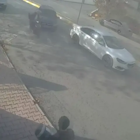 Esenyurt Güzelyurt Mahallesi Yıldırım Beyazıt Caddesi'nde kaza anları kamerada