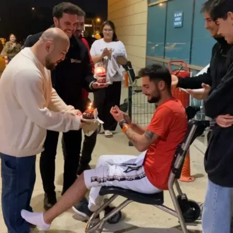 Bursa'da filmleri aratmayan olay: Trafik kazasında ölümden döndü, hastane çıkışında tekerlekli sandalyede mum üfledi
