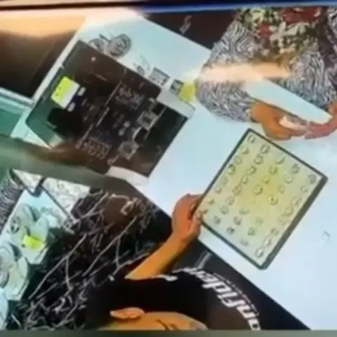 İki kuyumcudan aynı yöntemle çaldılar! 100 bin liralık vurgun kamerada